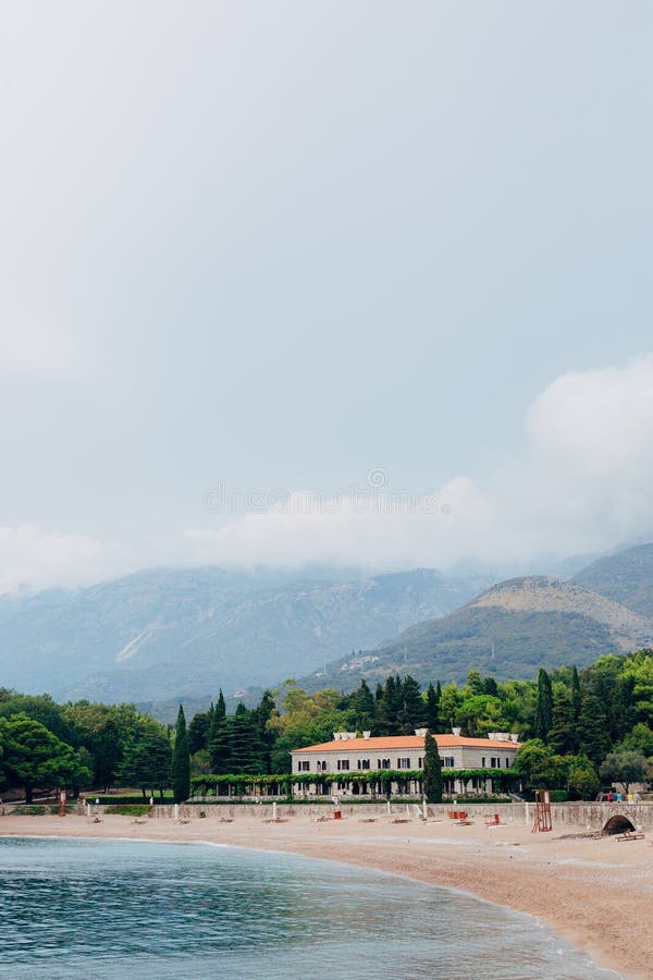 Het park Milocer, Villa, strandkoningin Dichtbij het Eiland Sveti Stefan in Montenegro royalty-vrije stock afbeelding Het park Milocer, Villa, strandkoningin Dichtbij het Eiland Sveti Stefan in Montenegro royalty-vrije stock afbeelding