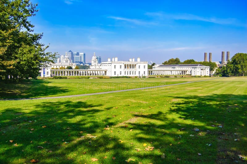 Het Park van Greenwich, de Maritieme Museum en horizon van Londen op achtergrond
