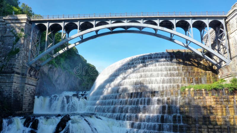 Het parkdam van de watervalbrug royalty-vrije stock fotografie Het parkdam van de watervalbrug royalty-vrije stock fotografie