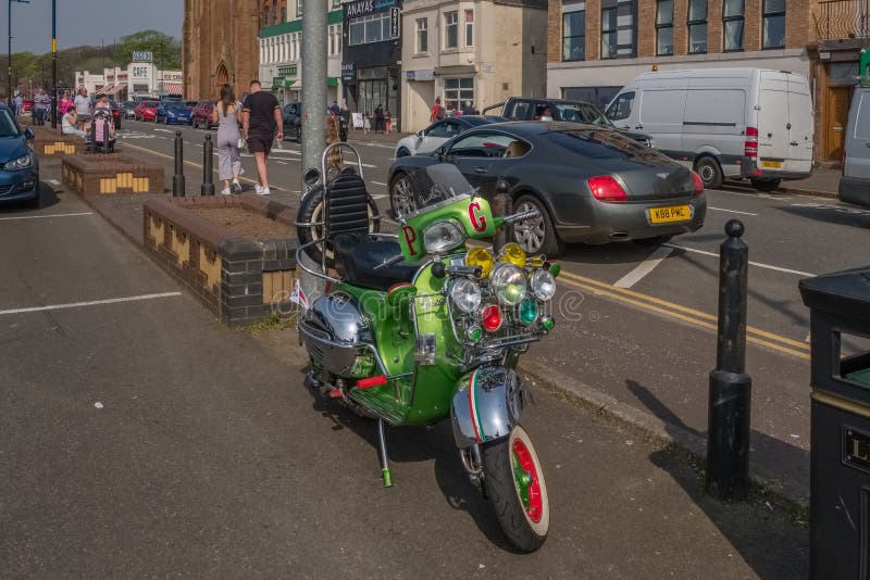 Het Parkeerterrein van de Largsstrandboulevard en een Autoped van Kalk Groene vespa royalty-vrije stock afbeeldingen Het Parkeerterrein van de Largsstrandboulevard en een Autoped van Kalk Groene vespa royalty-vrije stock afbeeldingen