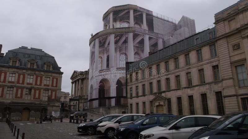 Het parkeerterrein van voertuigen voor toeristen en ingezetenen in straat dichtbij het Paleis van Versailles stock foto Het parkeerterrein van voertuigen voor toeristen en ingezetenen in straat dichtbij het Paleis van Versailles stock foto