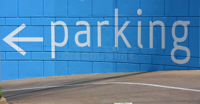 Het parkeren teken bij de ingang van garage