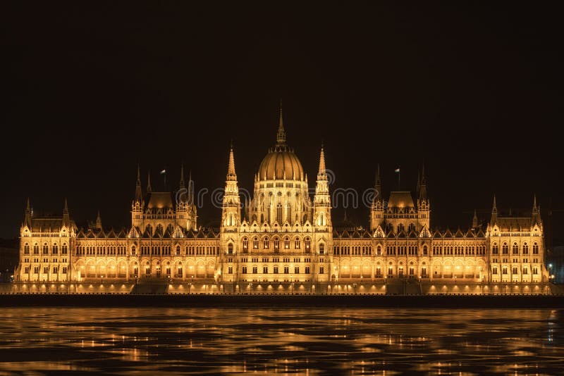 Het Parlement bij nacht met ijzige Donau royalty-vrije stock afbeelding Het Parlement bij nacht met ijzige Donau royalty-vrije stock afbeelding