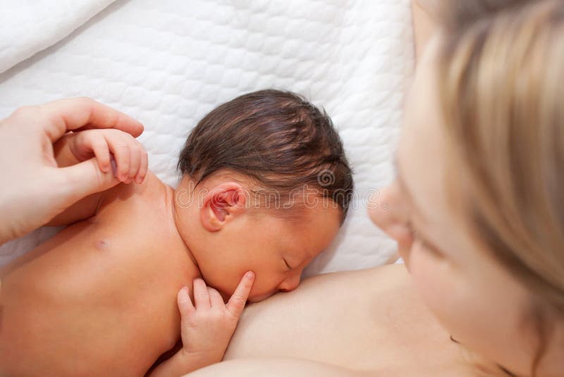 Het pasgeboren baby de borst geven na geboorte stock fotografie Het pasgeboren baby de borst geven na geboorte stock fotografie