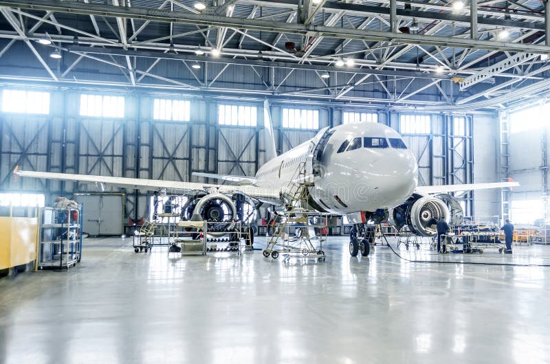 Het passagiersvliegtuig op onderhoud van motor en de fuselage controleren reparatie in luchthavenhangaar stock foto's Het passagiersvliegtuig op onderhoud van motor en de fuselage controleren reparatie in luchthavenhangaar stock foto's