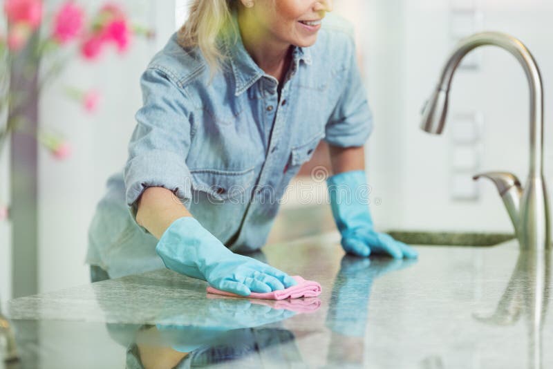 Het pedante vrouw en huishouden schoonmaken stock afbeelding Het pedante vrouw en huishouden schoonmaken stock afbeelding