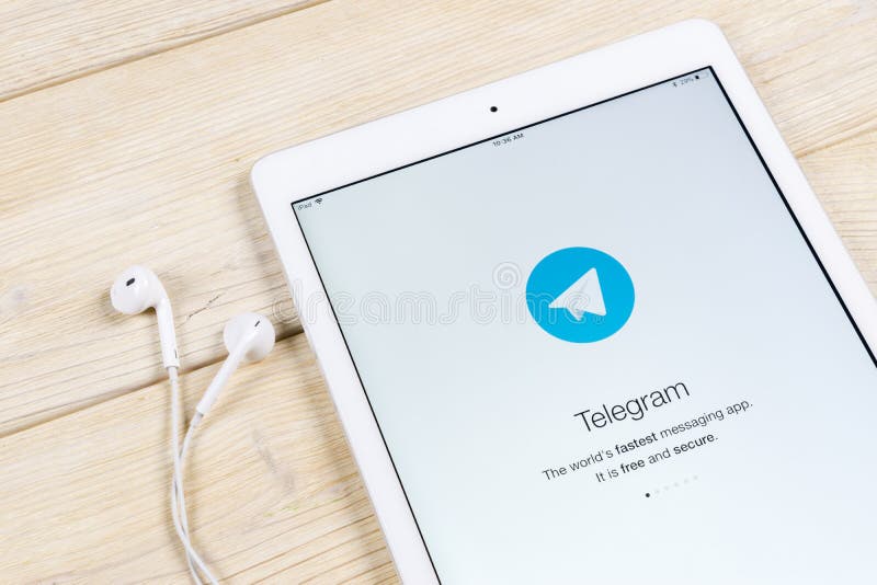 Het pictogram van de telegramtoepassing op het schermclose-up van Apple iPad Telegramapp pictogram Het telegram is een online soc stock afbeelding Het pictogram van de telegramtoepassing op het schermclose-up van Apple iPad Telegramapp pictogram Het telegram is een online soc stock afbeelding