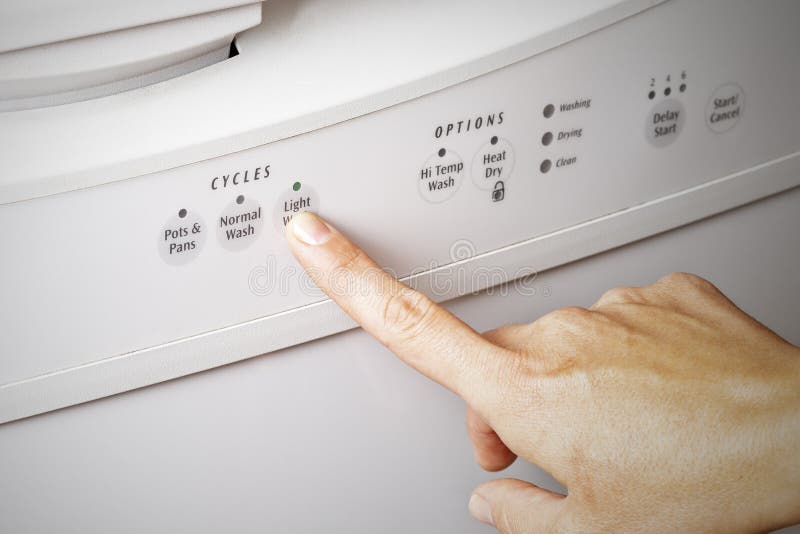 Het plaatsen van de afwasmachinecyclus aan lichte was, energie efficiënt concept