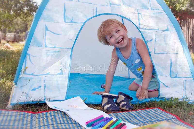 Ophef draai schandaal Het Plaing Van Het Kind in Stuk Speelgoed Tent Stock Foto - Image of  buiten, tent: 26018240