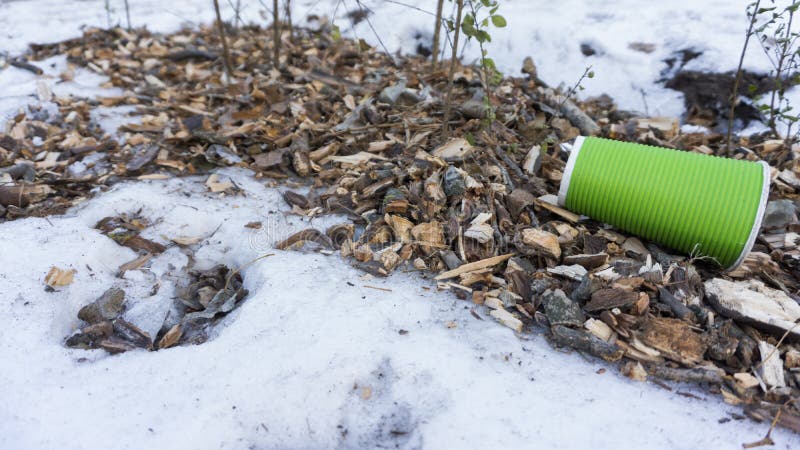 Het plastiek haalt koffiekop als afval op sneeuw weg royalty-vrije stock foto Het plastiek haalt koffiekop als afval op sneeuw weg royalty-vrije stock foto