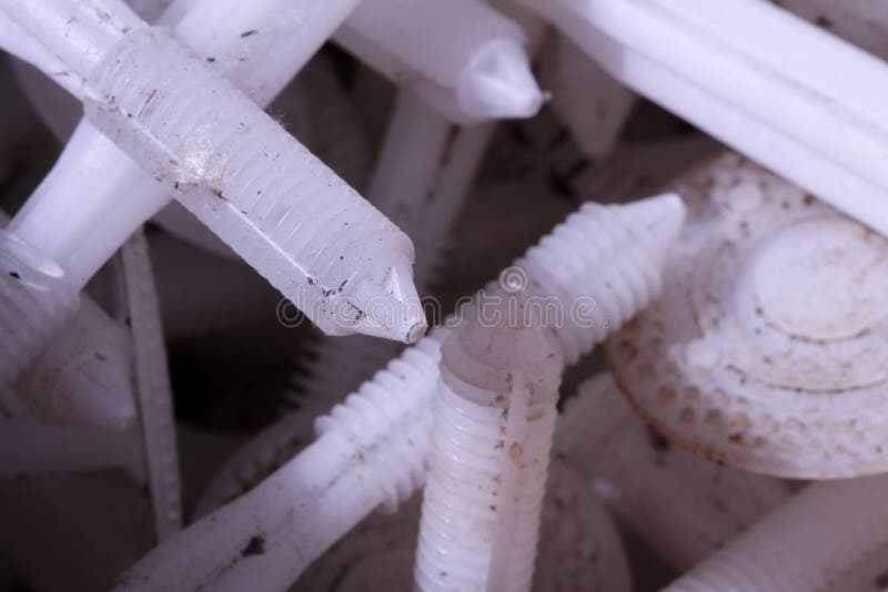 Het plastiek van de schroefpen bouwt de het werkindustrie royalty-vrije stock foto's Het plastiek van de schroefpen bouwt de het werkindustrie royalty-vrije stock foto's