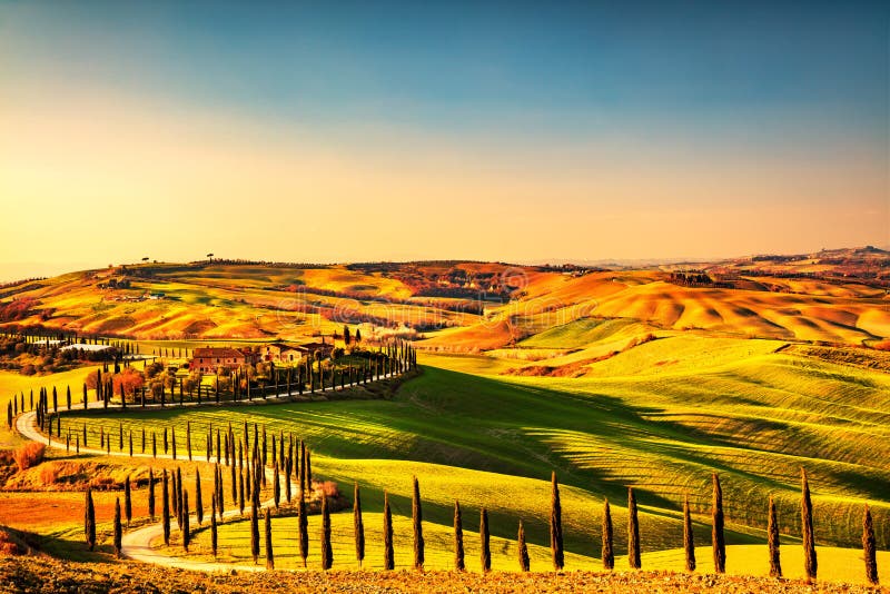 Het plattelandspanorama van Toscanië, rollende heuvels en groene gebieden