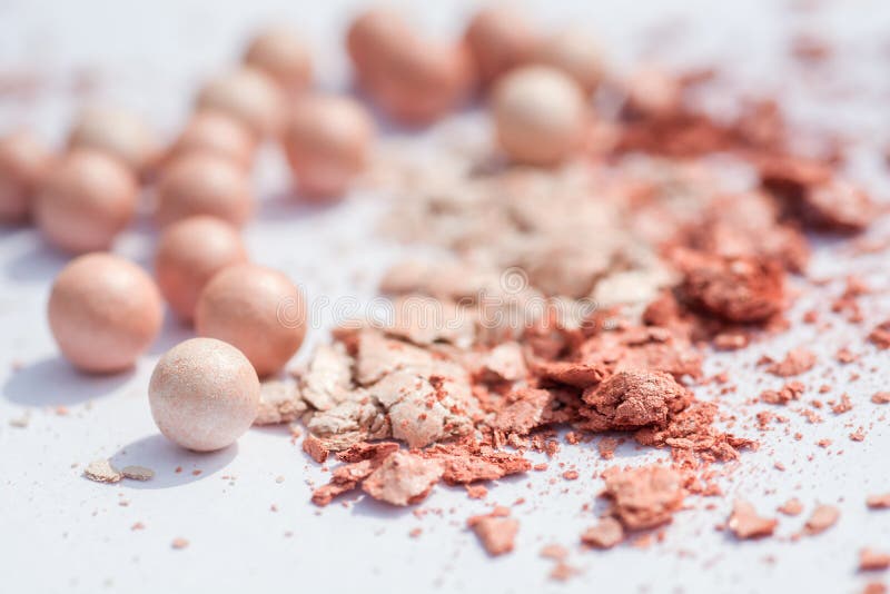 Het poeder in de ballen met een stralend effect op de achtergrond van de reeks voor bloost Samenstellingsschoonheidsmiddelen stock foto Het poeder in de ballen met een stralend effect op de achtergrond van de reeks voor bloost Samenstellingsschoonheidsmiddelen stock foto