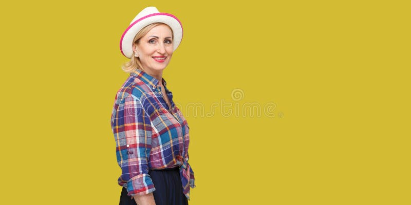 Het portret die van het profiel zijaanzicht van blije tevreden succesvolle modieuze rijpe vrouw in toevallige stijl met hoed die, royalty-vrije stock foto Het portret die van het profiel zijaanzicht van blije tevreden succesvolle modieuze rijpe vrouw in toevallige stijl met hoed die, royalty-vrije stock foto
