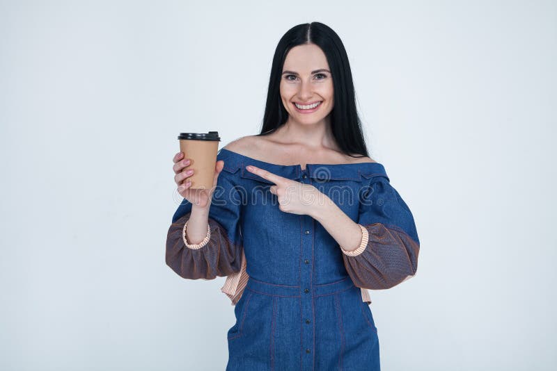 Het portret van aantrekkelijk vrij mooi modieus aardig leuk vrolijk donkerbruin meisje in jeans kleedt zich, richtend op papier-k royalty-vrije stock afbeeldingen Het portret van aantrekkelijk vrij mooi modieus aardig leuk vrolijk donkerbruin meisje in jeans kleedt zich, richtend op papier-k royalty-vrije stock afbeeldingen