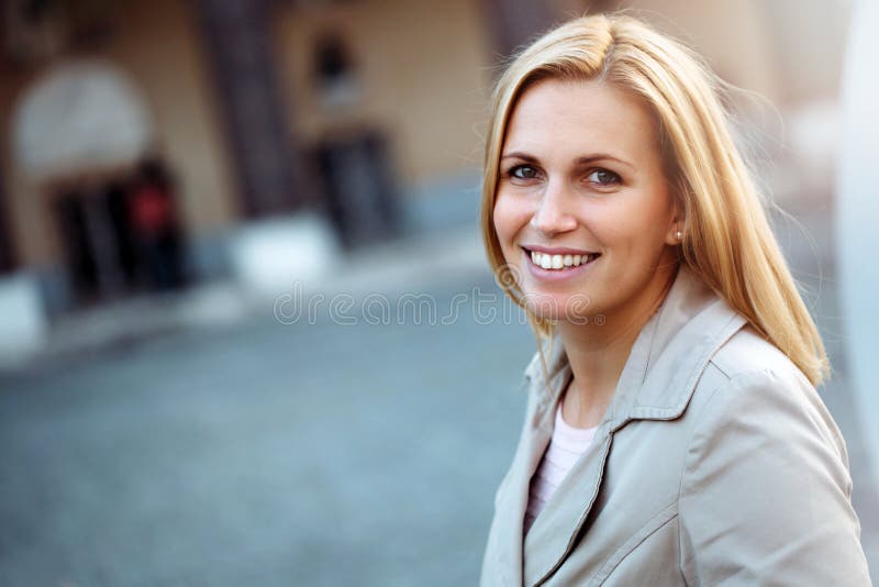 Het portret van de close-up van een mooie blonde vrouw stock fotografie Het portret van de close-up van een mooie blonde vrouw stock fotografie