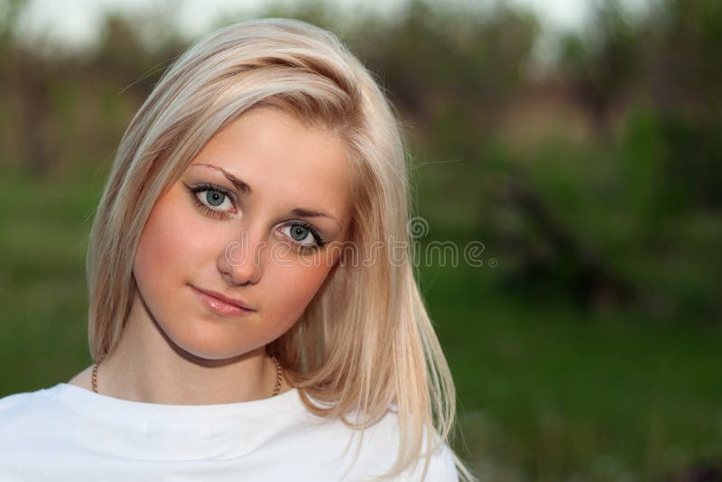 Het portret van de close-up van jonge mooie blonde royalty-vrije stock afbeelding Het portret van de close-up van jonge mooie blonde royalty-vrije stock afbeelding
