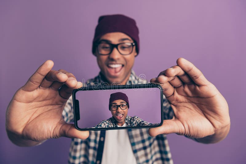Het portret van de close-upfoto van de vrolijke opgewekte het lachen het gillen voor de gek houdende millenial smartphone van de stock fotografie Het portret van de close-upfoto van de vrolijke opgewekte het lachen het gillen voor de gek houdende millenial smartphone van de stock fotografie