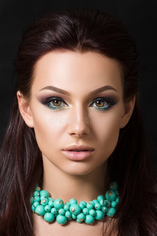 Het portret van de close-upschoonheid van jong mooi brunette stock afbeeldingen Het portret van de close-upschoonheid van jong mooi brunette stock afbeeldingen