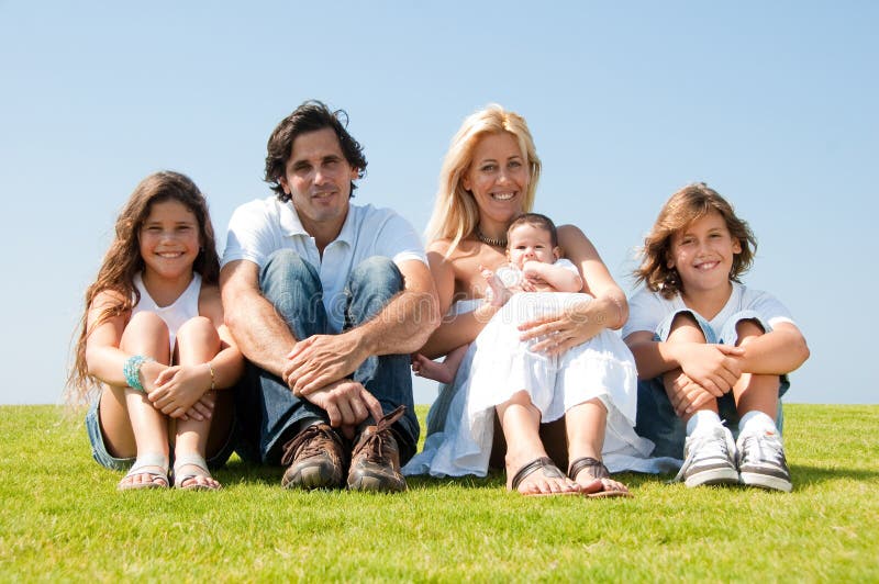 Het portret van de familie in openlucht royalty-vrije stock afbeeldingen Het portret van de familie in openlucht royalty-vrije stock afbeeldingen