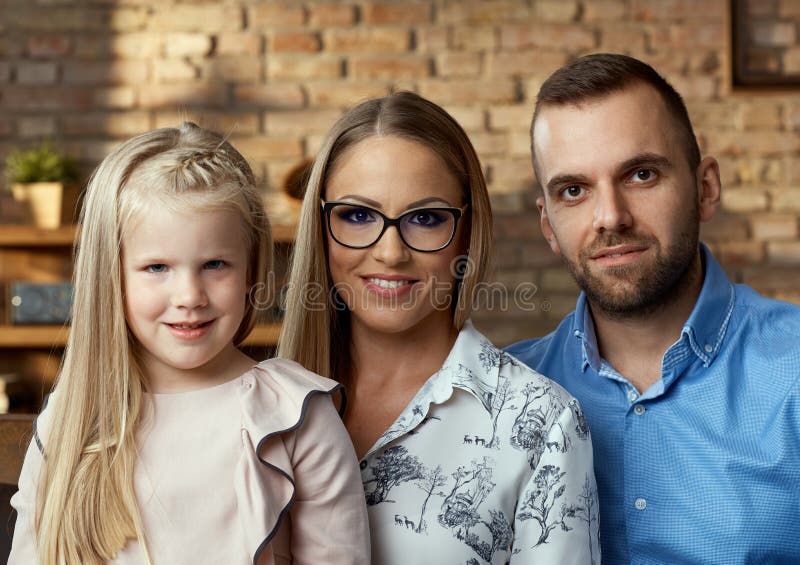 Het portret van de familie thuis royalty-vrije stock afbeelding Het portret van de familie thuis royalty-vrije stock afbeelding