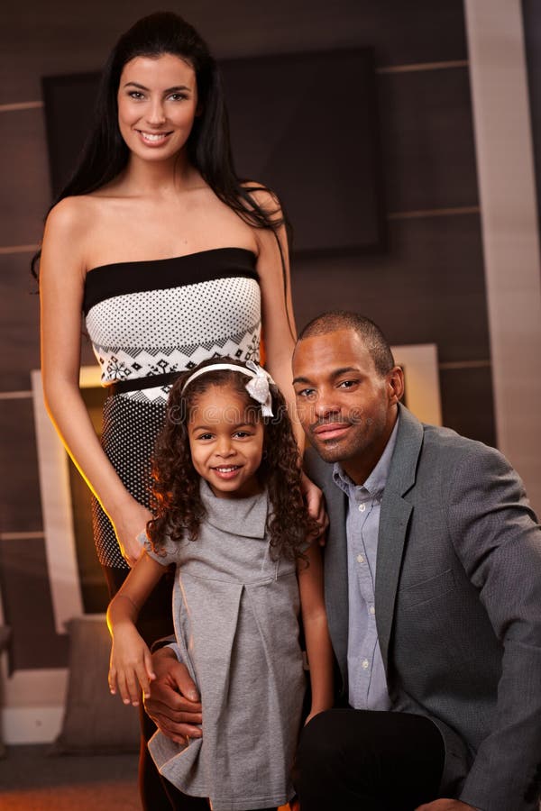 Het portret van de familie thuis royalty-vrije stock foto's Het portret van de familie thuis royalty-vrije stock foto's