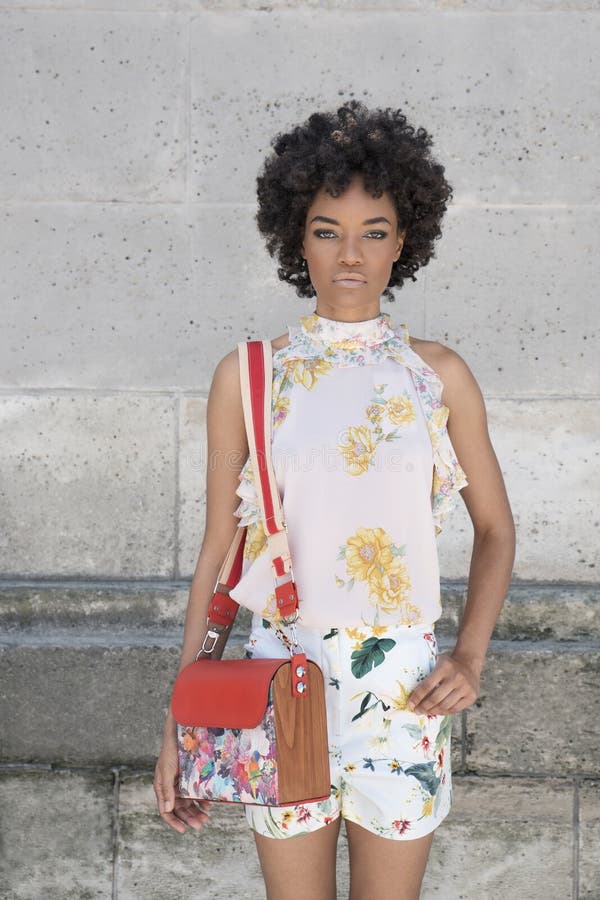 Modeportret van een jonge, mooie vrouw royalty-vrije stock afbeeldingen