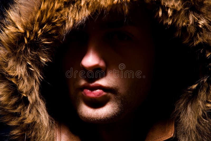 Het portret van de manier van de mens in bontkap stock foto's Het portret van de manier van de mens in bontkap stock foto's