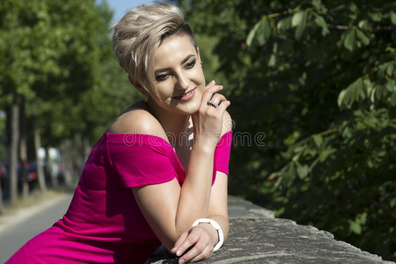 Het portret van de manier van jonge mooie vrouw stock fotografie