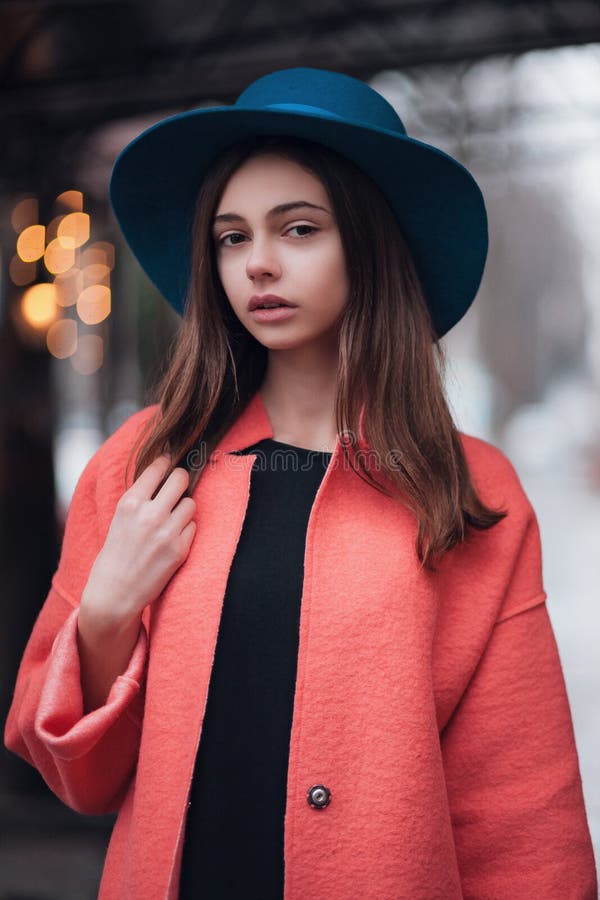 Het portret van de manier van jonge vrouw stock foto Het portret van de manier van jonge vrouw stock foto