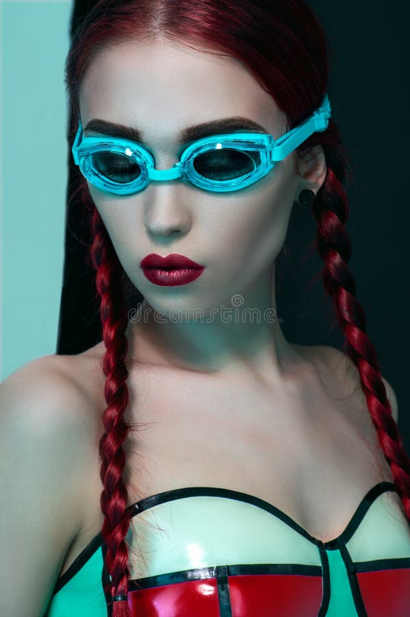 Het portret van de manierstudio van mooie roodharigevrouw royalty-vrije stock foto Het portret van de manierstudio van mooie roodharigevrouw royalty-vrije stock foto