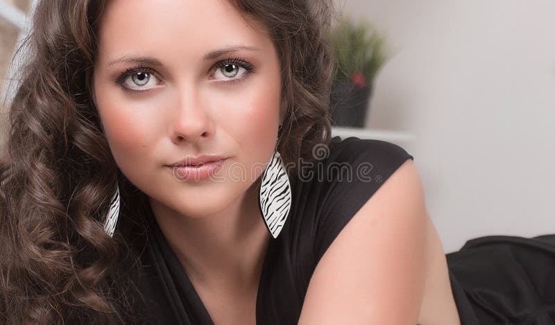 Het portret van de maniervrouw tegen witte muur stock fotografie Het portret van de maniervrouw tegen witte muur stock fotografie