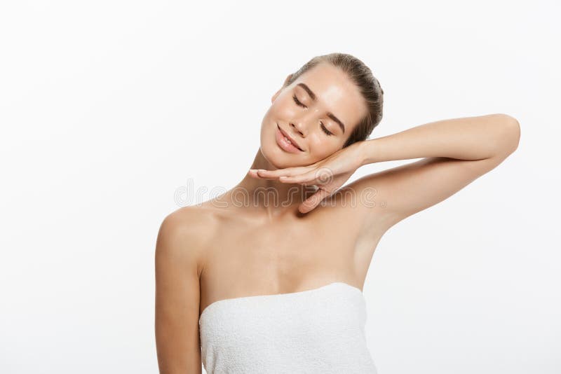 Het portret van de schoonheid Beautiful Spa Vrouw wat betreft haar Gezicht Zuiver Schoonheidsmodel Zuivere Schoonheid ModelGirl D royalty-vrije stock foto Het portret van de schoonheid Beautiful Spa Vrouw wat betreft haar Gezicht Zuiver Schoonheidsmodel Zuivere Schoonheid ModelGirl D royalty-vrije stock foto