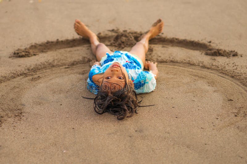 Het portret van de strandlevensstijl van jonge mooie en gelukkig Aziatisch Amerikaans gemengd meisje 7 of 8 van het het behoren t royalty-vrije stock afbeelding Het portret van de strandlevensstijl van jonge mooie en gelukkig Aziatisch Amerikaans gemengd meisje 7 of 8 van het het behoren t royalty-vrije stock afbeelding