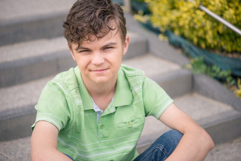 Het portret van de tienerjongen openlucht stock afbeelding