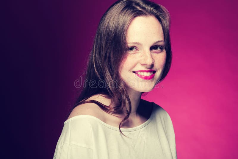 Het portret van de vrouwensproet op rood en roze kleurenachtergrond stock foto's Het portret van de vrouwensproet op rood en roze kleurenachtergrond stock foto's