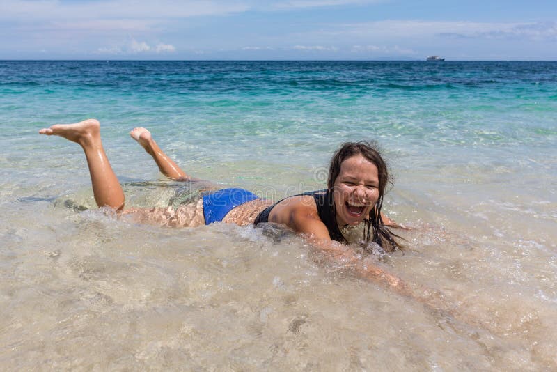 Het portret van de de zomerlevensstijl van gelukkige vrij jonge vrouw met gelooid sexy lichaam Het genieten van het van leven en royalty-vrije stock foto's Het portret van de de zomerlevensstijl van gelukkige vrij jonge vrouw met gelooid sexy lichaam Het genieten van het van leven en royalty-vrije stock foto's