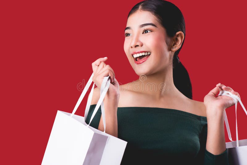 Het portret van het gelukkige jonge leuke vrouw stellen met het winkelen doet ove in zakken stock foto's Het portret van het gelukkige jonge leuke vrouw stellen met het winkelen doet ove in zakken stock foto's