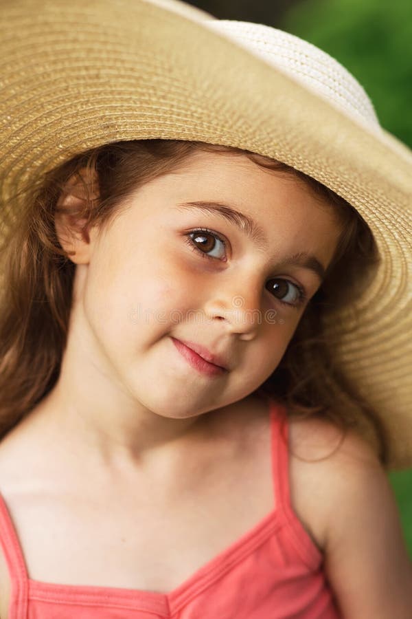Het portret van glimlachende mooie peuter breed-brimmed binnen hoed bij gre stock foto's Het portret van glimlachende mooie peuter breed-brimmed binnen hoed bij gre stock foto's