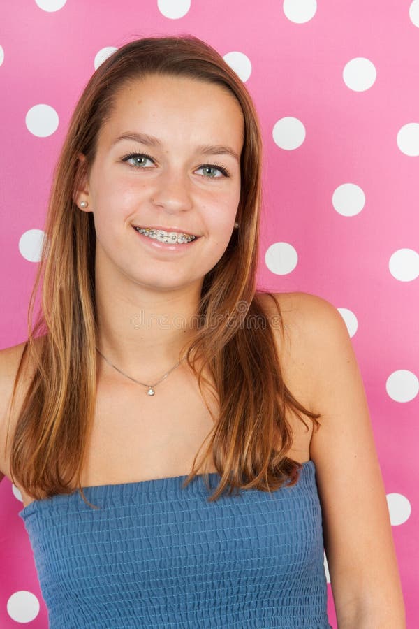 Portret van een tiener op roze stock foto's