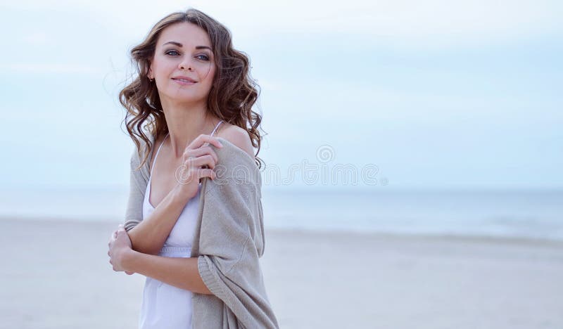 Het Portret van het vrouwengezicht op het strand Gelukkig mooi krullend-haired meisjesclose-up, het wind fladderende haar De lent stock afbeelding Het Portret van het vrouwengezicht op het strand Gelukkig mooi krullend-haired meisjesclose-up, het wind fladderende haar De lent stock afbeelding