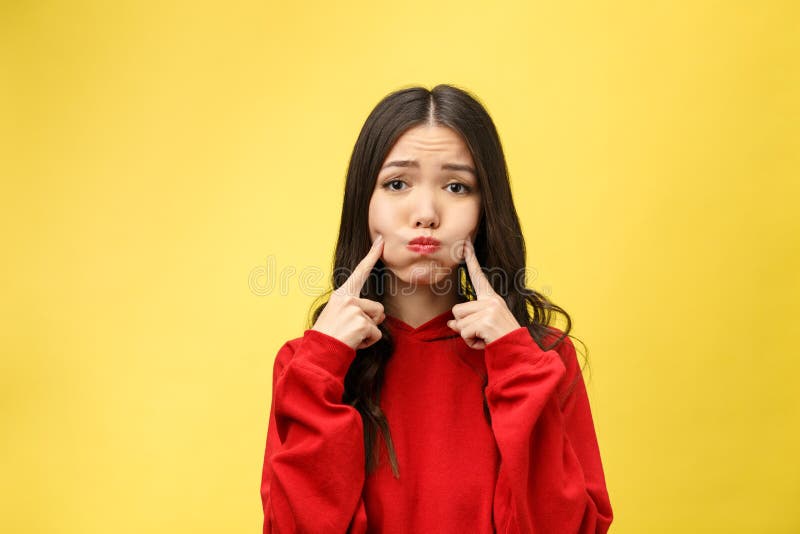 Het portret van knappe jonge aantrekkelijke vrouw heeft nieuwsgierige starende blik bij camera, houdt vinger op kin, aandachtig l royalty-vrije stock afbeelding Het portret van knappe jonge aantrekkelijke vrouw heeft nieuwsgierige starende blik bij camera, houdt vinger op kin, aandachtig l royalty-vrije stock afbeelding