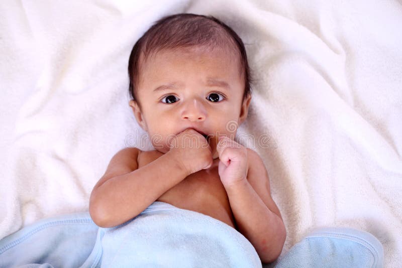 Het portret van pasgeboren babytandjes krijgen en zuigt reflex