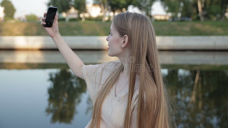 Het portret van sexy hipstermeisje, verwarmt gestemde kleuren makend selfie, hebbend pret