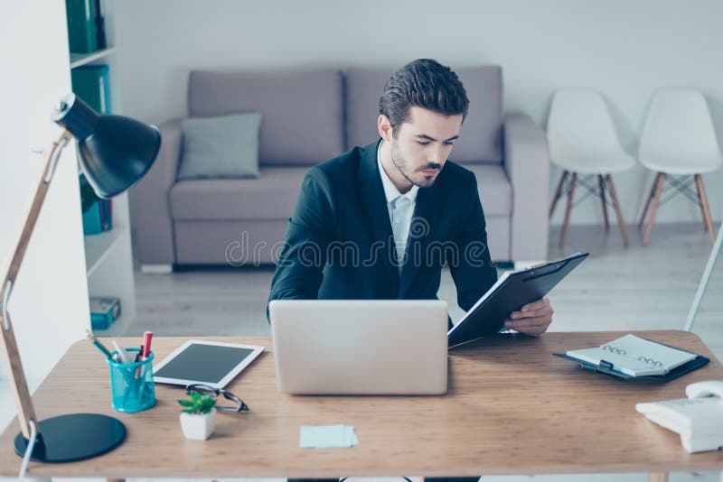 Het portret van succesvolle jonge manager in het formalwear gebruiken verwerkt gegevens stock foto Het portret van succesvolle jonge manager in het formalwear gebruiken verwerkt gegevens stock foto