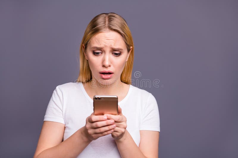 Het portret van teleurgestelde droevige verstoorde dame joeg aan de met afschuw vervulde geïmponeerde verbaasde gelezen reactie v royalty-vrije stock foto Het portret van teleurgestelde droevige verstoorde dame joeg aan de met afschuw vervulde geïmponeerde verbaasde gelezen reactie v royalty-vrije stock foto