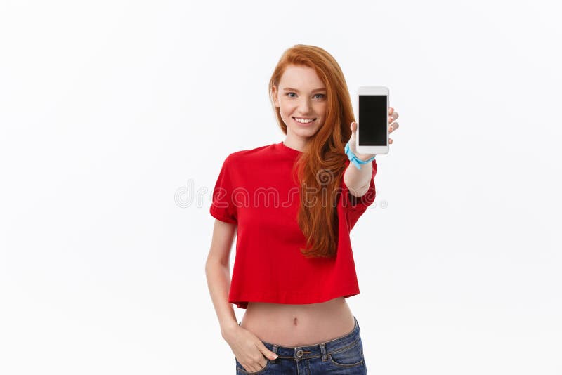 Het portret van volwassen studenten eenvormig mooi meisje toont haar smartphone royalty-vrije stock fotografie Het portret van volwassen studenten eenvormig mooi meisje toont haar smartphone royalty-vrije stock fotografie