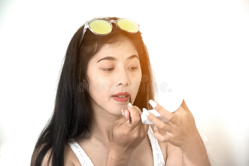Het portret van vrij Aziatische vrouw past rode lippenstift toe Hand van samenstellingsmeester, het schilderen lippen van jong sc stock fotografie Het portret van vrij Aziatische vrouw past rode lippenstift toe Hand van samenstellingsmeester, het schilderen lippen van jong sc stock fotografie