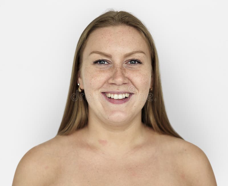 Het Portret van vrouwenginger hair bare chest smiling royalty-vrije stock afbeeldingen Het Portret van vrouwenginger hair bare chest smiling royalty-vrije stock afbeeldingen