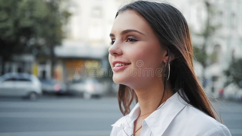 Het positieve het levenshouding het glimlachen tienermeisje lopen